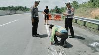 Polisi melakukan olah tempat kejadian perkara di lokasi kecelakaan truk tangki di Tol Pekanbaru-Dumai. (Liputan6.com/M Syukur)