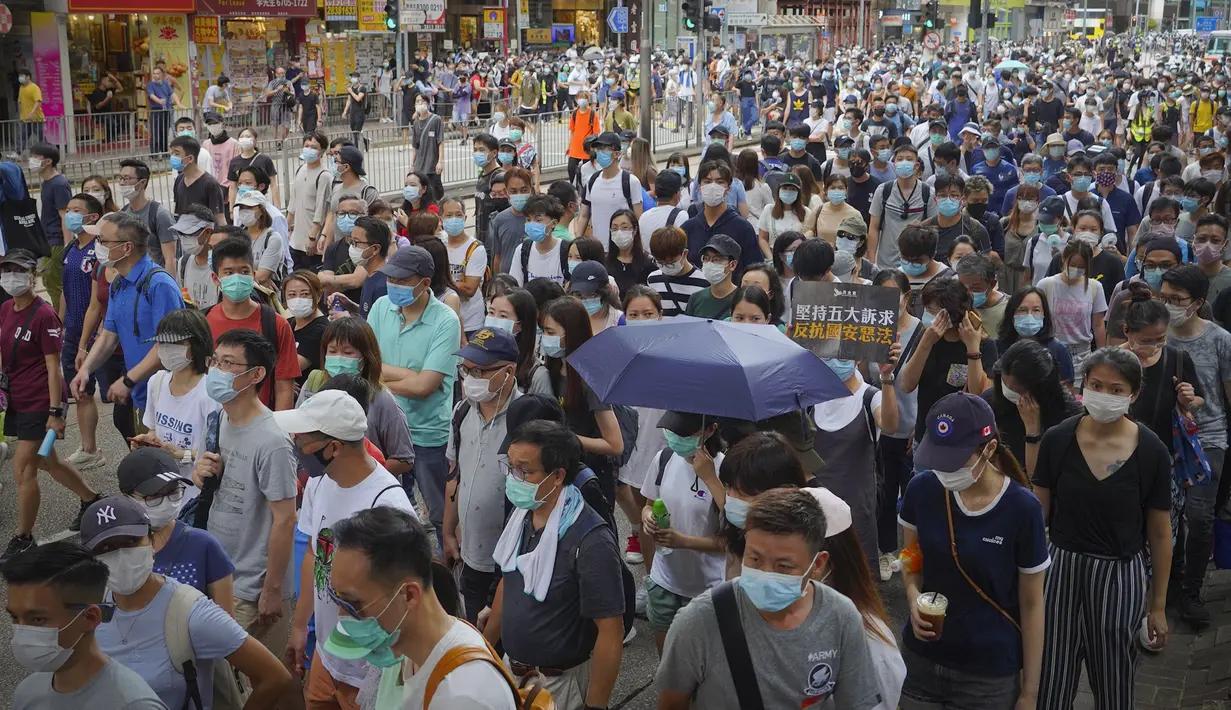 Para pengunjuk rasa yang menentang Undang-Undang Keamanan Nasional berbaris pada hari peringatan penyerahan Hong Kong ke China dari Inggris di Hong Kong, Rabu (1/7/2020). Unjuk rasa berlangsung sehari setelah pemberlakuan Undang-Undang Keamanan Nasional. (AP Photo/Vincent Yu)