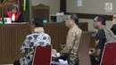 Terdakwa dugaan suap fungsi pengawasan anggota DPRD Kalimantan Tengah, Edy Saputra Suradja, Willy Agung dan Teguh Dudy Syamsuri Zaldy (kiri ke kanan) usai sidang lanjutan di Pengadilan Tipikor, Jakarta, Rabu (13/2). (Liputan6.com/Helmi Fithriansyah)
