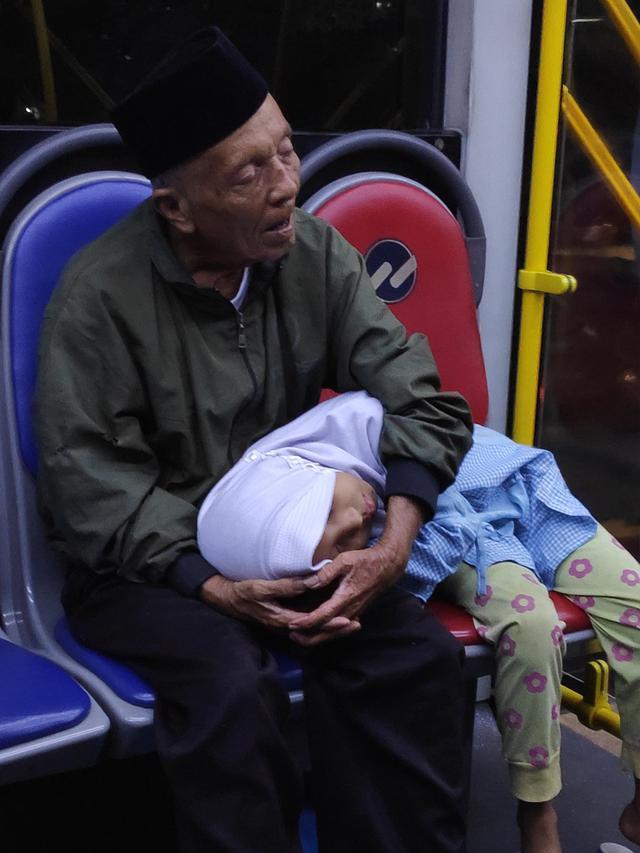 Momen Kakek Lindungi Cucunya yang Tertidur di Transjakarta