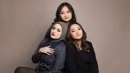 Dengan konsep misterius, ketiganya tampil stylish dengan gaya masing-masing. Nathalie memakai baju berwarna navy dengan hijab coklat cedar. Sedangkan Tasya dan Nadya memakai outfit serba hitam. (Liputan6.com/IG/@tasyaholscher)