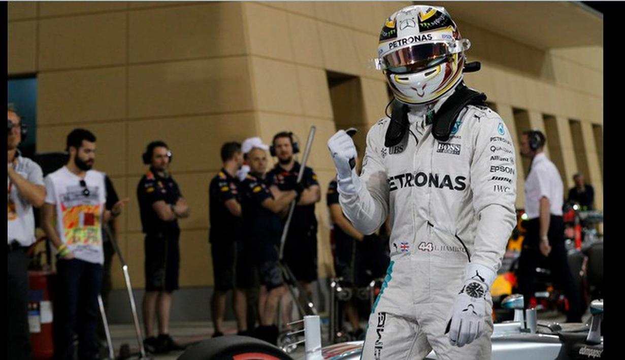 Pebalap Mercedes, Lewis Hamilton, akan start dari posisi terdepan dalam balapan F1 GP Bahrain di Sirkuit Internasional Sakhir, Bahrain, Minggu (3/4/2016) nanti. (Bola.com/Twitter)