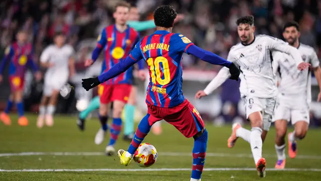 Bintang Barcelona Lamine Yamal mencetak gol ke gawang Albacete di perempat final Copa del Rey di Estadio Carlos Belmonte, Rabu (04/02/2026) dini hari WIB.
