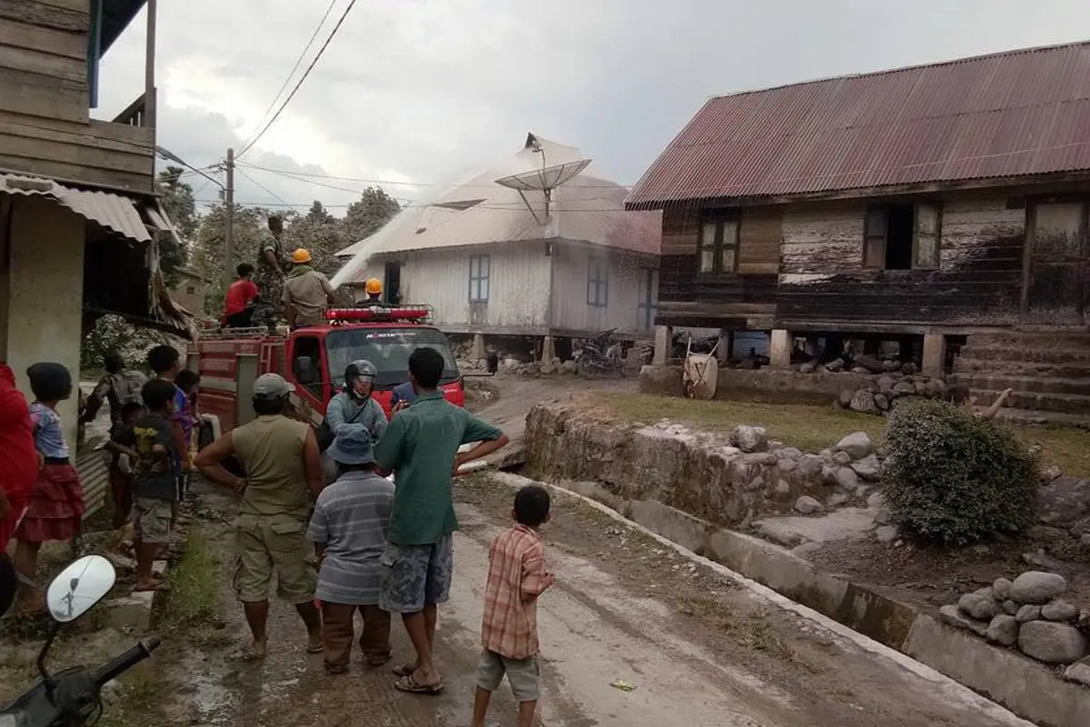 Aksi Bersih-Bersih Debu Vulkanik di Tengah Erupsi Gunung Sinabung