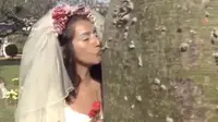 Sekelompok wanita yang merupakan aktivis lingkungan, baru-baru ini membuat kehebohan karena menikah dengan pohon.