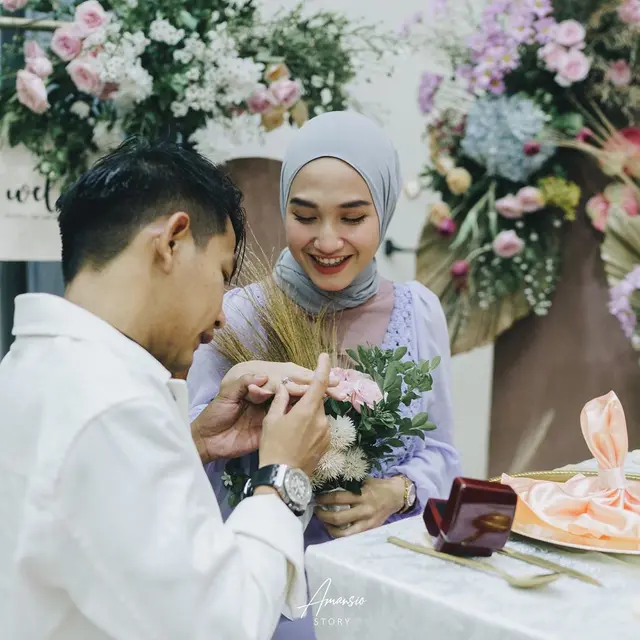 6 Momen Manis Angga Putra 'Anak Band' dan Istri Rayakan 1 Tahun Pernikahan