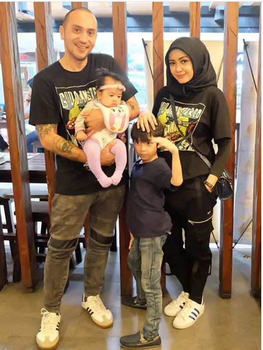 "Kedua mengaji, bukan cuma baca Al Quran, tapi mengulas Islam itu sendiri ngaji. Nah dari situ yang kecil-kecil pelan-pelan nabungin semua," lanjut pemeran dalam film From London to Bali itu. (Instagram/richaiskak)