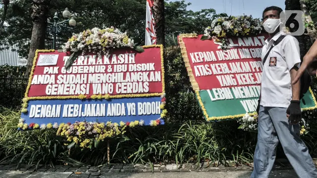 Orang Tua Murid Kirim Karangan Bunga ke Balai Kota