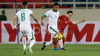 Pemain Timnas Indonesia, Fachrudin Wahyudi Aryanto, berebut bola dengan pemain Vietnam, Nguyen Van Toan, dalam laga leg kedua semifinal Piala AFF 2016 di Stadion My Dinh, Hanoi, Vietnam, Rabu (7/12/2016). (Bola.com/Peksi Cahyo)