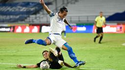 Sejak menit awal kedua tim lebih terlihat tampil berhati-hati. Meskipun sama-sama mendapat tekanan, belum ada permainan lepas dari kedua tim ini. (Dok. Persib)