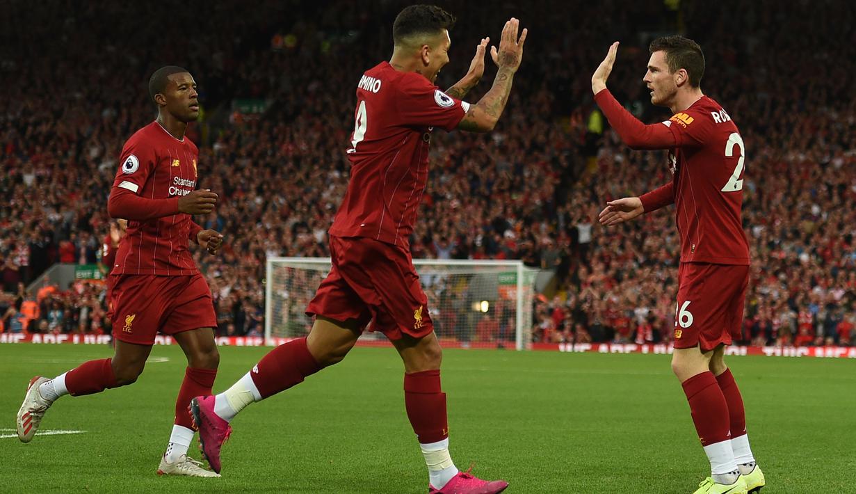 Para pemain Liverpool merayakan gol yang dicetak Roberto Firmino ke gawang Norwich pada laga Premier League di Stadion Anfield, Liverpool, Jumat (9/8). Liverpool menang 4-1 atas Norwich. (AFP/Oli Scarff)