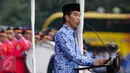 Presiden Joko Widodo (Jokowi) menyampaikan pidato pada upacara peringatan HUT ke-45 Korps Pegawai Republik Indonesia (Korpri) di Silang Monas, Jakarta, Selasa (29/11). Acara dihadiri ribuan PNS lintas instansi berpakaian adat. (Liputan6.com/Faizal Fanani)