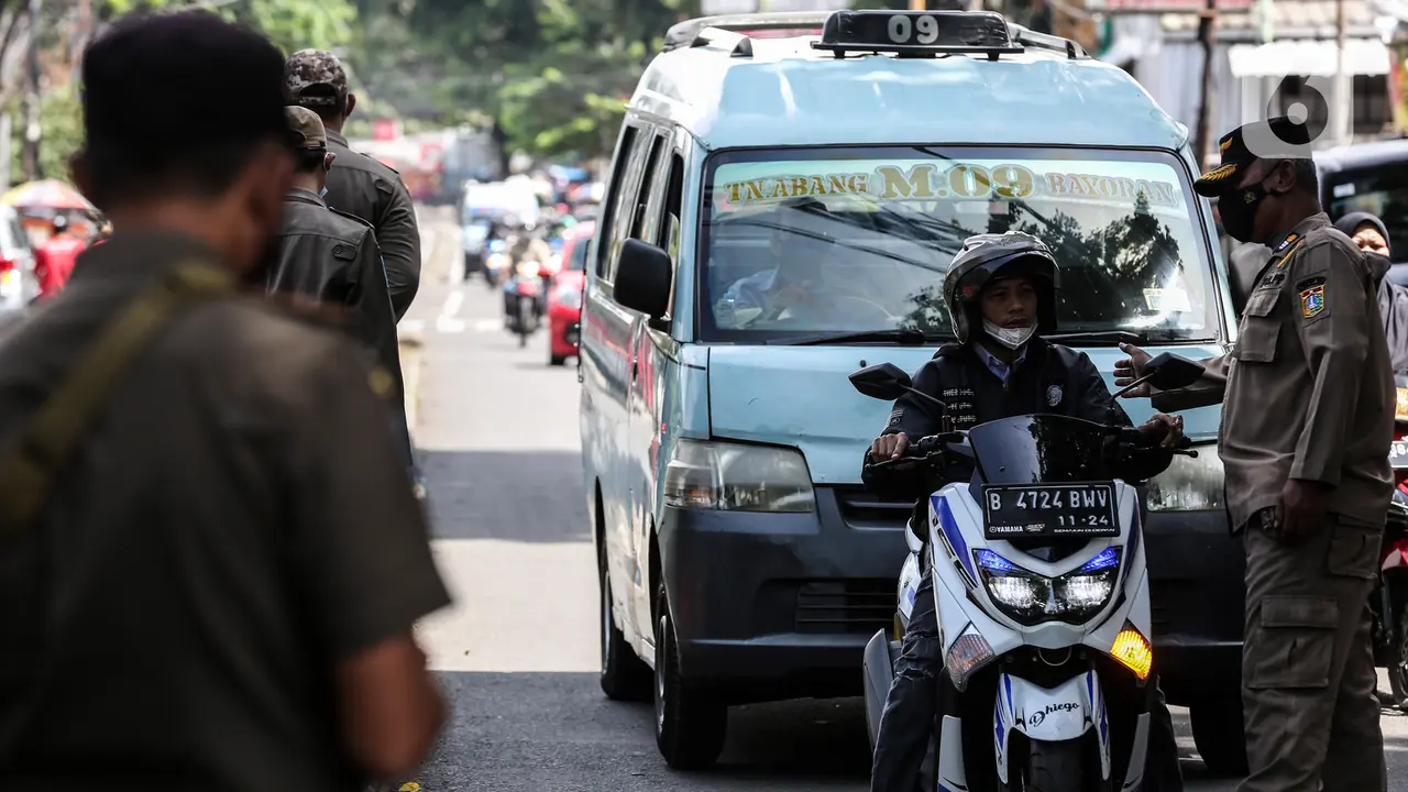 Razia Pelanggar Protokol Kesehatan di Kebayoran Lama