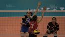 Pevoli Indonesia, Yolla Yuliana, melakukan smash saat melawan Vietnam pada laga SEA Gmaes di MITEC, Kuala Lumpur, Sabtu (26/8/2017). Indonesia lolos ke final setelah menang 3-2 atas Vietnam. (Bola.com/Vitalis Yogi Trisna)