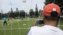 Seorang warga merekam suasana latihan Timnas Indonesia di Lapangan ABC Senayan, Jakarta, Minggu (18/3/2018). Latihan ini merupakan persiapan jelang laga uji coba melawan Singapura. (Bola.com/Vitalis Yogi Trisna)