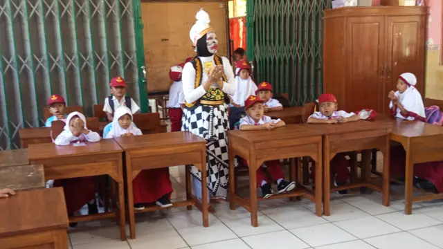 Drama wayang sambut siswa baru di Kudus. (Liputan6.com/Arief Pramono)