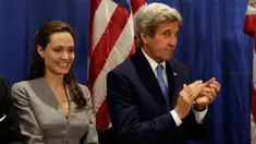  Menteri Luar Negeri AS John Kerry (kanan)  dan aktris Angelina Jolie saat menghadiri acara buka puasa lintas agama di  All Dulles, Area Muslim Society, Virginia, AS, (20/6). Kegiatan ini juga untuk memperingati Hari Pengungsi Dunia. (YURI GRIPAS / AFP)