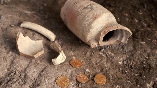 Kendi Berisi Empat Koin Emas Berusia 1.000 Tahun Ditemukan di Yerusalem