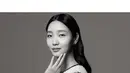 Kim Go Eun resmi bergabung menjadi keluarga besar Chanel pada 2019. Sejak itu, Kim Go Eun kerap tampil mengenakan busana dari rumah mode mewah tersebut. Salah satunya saat sesi konferensi pers untuk serial drama bersama Lee Min Ho, The King Eternal Monarch. (instagram/ggonekim)