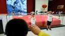 Anak-anak memberi hormat ketika mereka berpose di depan bendera nasional Tiongkok yang dikibarkan pada 1 Oktober 1949 di Museum Nasional China di Beijing (22/8/2019). Tujuan museum ini adalah untuk edukasi mengenai seni dan sejarah Tiongkok. (AFP Photo/Wang Zhao)