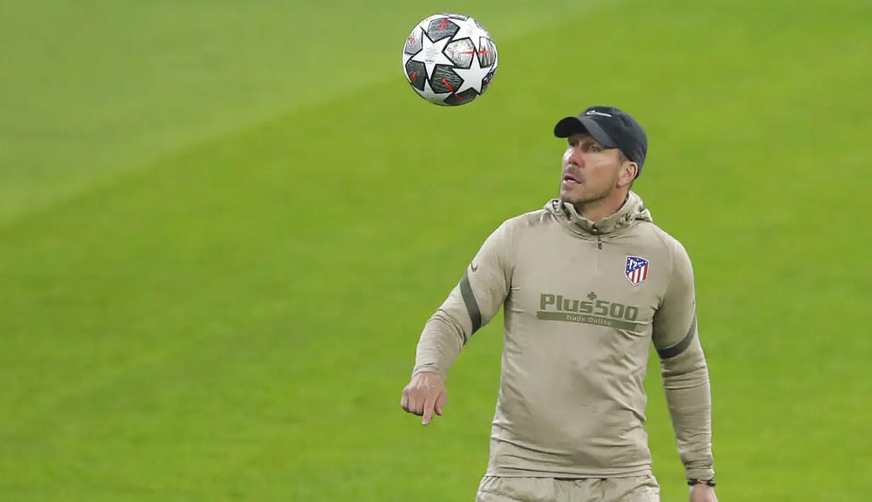 Pelatih Atletico Madrid, Diego Simeone, mengontrol bola saat sesi latihan jelang laga babak 16 besar Liga Champions di The National Arena, Rumania, Senin (22/2/2021). Wakil Spanyol itu akan berhadapan dengan Chelsea. (AP Photo/Vadim Ghirda)