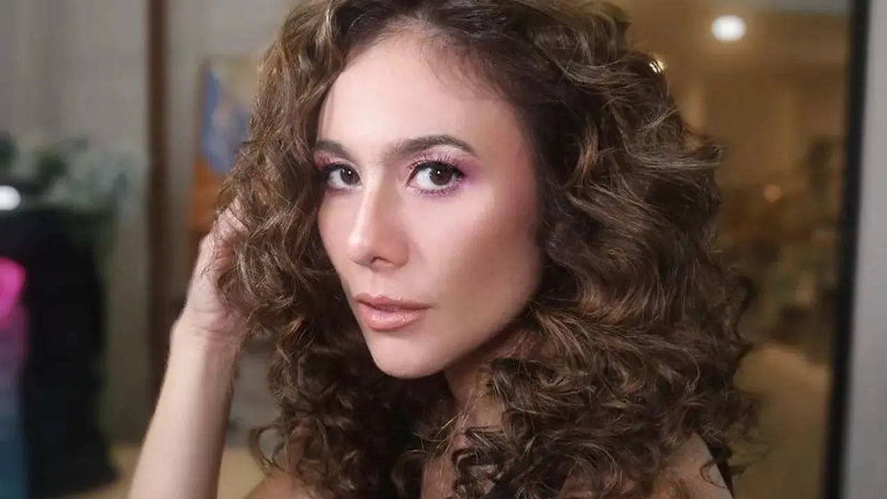 Tampilan Baru Wulan Guritno dengan Rambut Keriting, Bikin Pangling