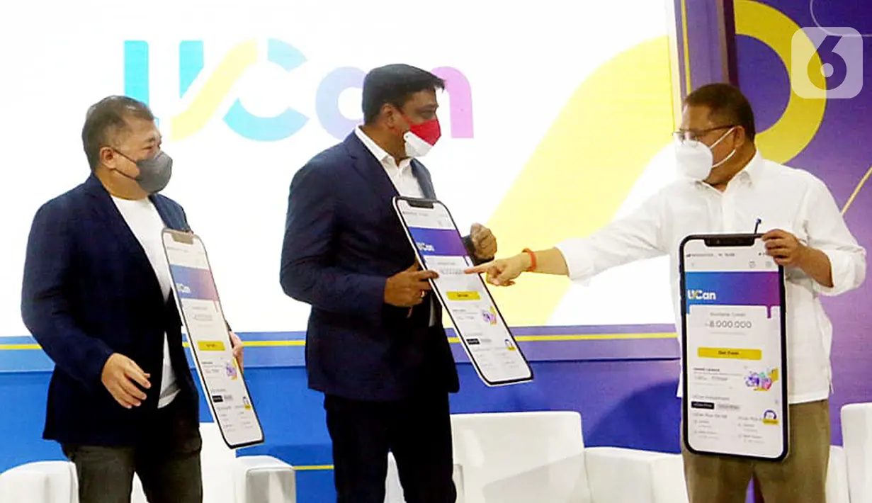 President Director & CEO of Indosat Ooredoo Hutchison Vikram Sinha (tengah) berbincang dengan Komisaris Independen Indosat Ooredoo Hutchison Rudiantara dan Acting CEO PT Bank QNB Indonesia Tbk. (BKSW) Geoffry Nugraha saat peluncuran UCan di Jakarta, Rabu (19/1/2022). (Liputan6.com/HO/Rizki)