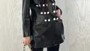 Hyein jinjing handbag Coussin BB hitam seharga Rp84jutaan dan LV Knot Pump seharga Rp21jutaan [@newjeans_official]