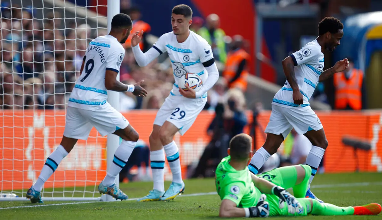 Pemain Chelsea Pierre-Emerick Aubameyang (kiri) mencetak gol ke gawang Crystal Palace pada pertandingan sepak bola Liga Inggris di Stadion Selhurst Park, London, Inggris, 1 Oktober 2022. Chelsea menang 2-1.(AP Photo/David Cliff)