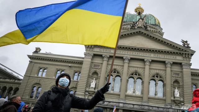 Bendera dukungan terhadap Ukraina di tengah perang dengan Rusia.