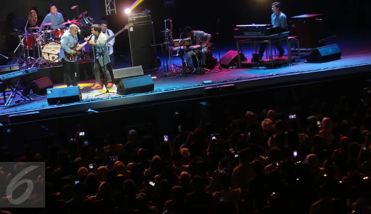 Tompi saat menghibur penonton di pagelaran musik BNI Java Jazz Festival 2017, Jakarta, Jumat (3/3). Di tahun ketiga penampilannya, Tompi membawakan sejumlah lagu, seperti Sedari Dulu, Bawa Daku, Tak Pernah Setengah Hati. (Liputan6.com/Immanuel Antonius)