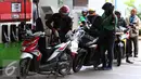 Sejumlah pengendara motor antre untuk mengisi bahan bakar minyak (BBM) di SPBU, Jakarta, Kamis (5/1). PT Pertamina (Persero) menaikan harga Bahan Bakar Minyak Umum jenis Pertamax Series, Pertalite, dan Dexlite Rp 300 per liter. (Liputan6.com/Angga Yuniar)