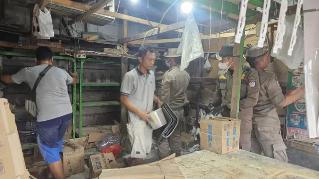 Lapak pedagang Pasar Cisalak digusur petugas gabungan. (Liputan6.com/Dicky Agung Prihanto)