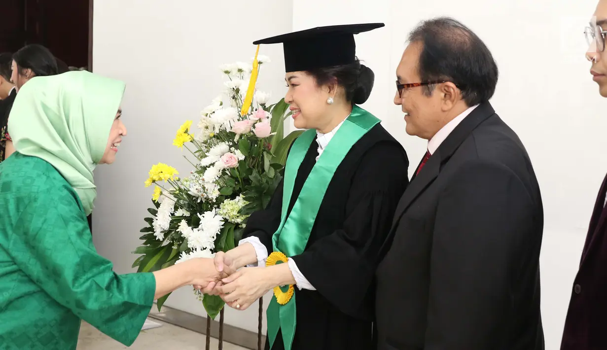 Prof. DR. dr. Ratna Sitompul Sp.M(K) menerima ucapan selamat dari koleganya usai dikukuhkan sebagai Guru Besar Tetap Fakultas Kedokteran Universitas Indonesia di Aula IMERI Fakultas Kedokteran UI, Jakarta, Sabtu (12/1). (Liputan6.com/Helmi Fithriansyah)