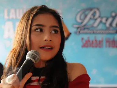 Artis sinetron Prilly Latuconsina ketika merilis album perdananya bertajuk Sahabat Hidup di kawasan Lenteng Agung, Jakarta, Rabu (9/3). Album yang berisi sembilan lagu tersebut diproduseri oleh musisi Maia Estianty. (Liputan6.com/Herman Zakharia)