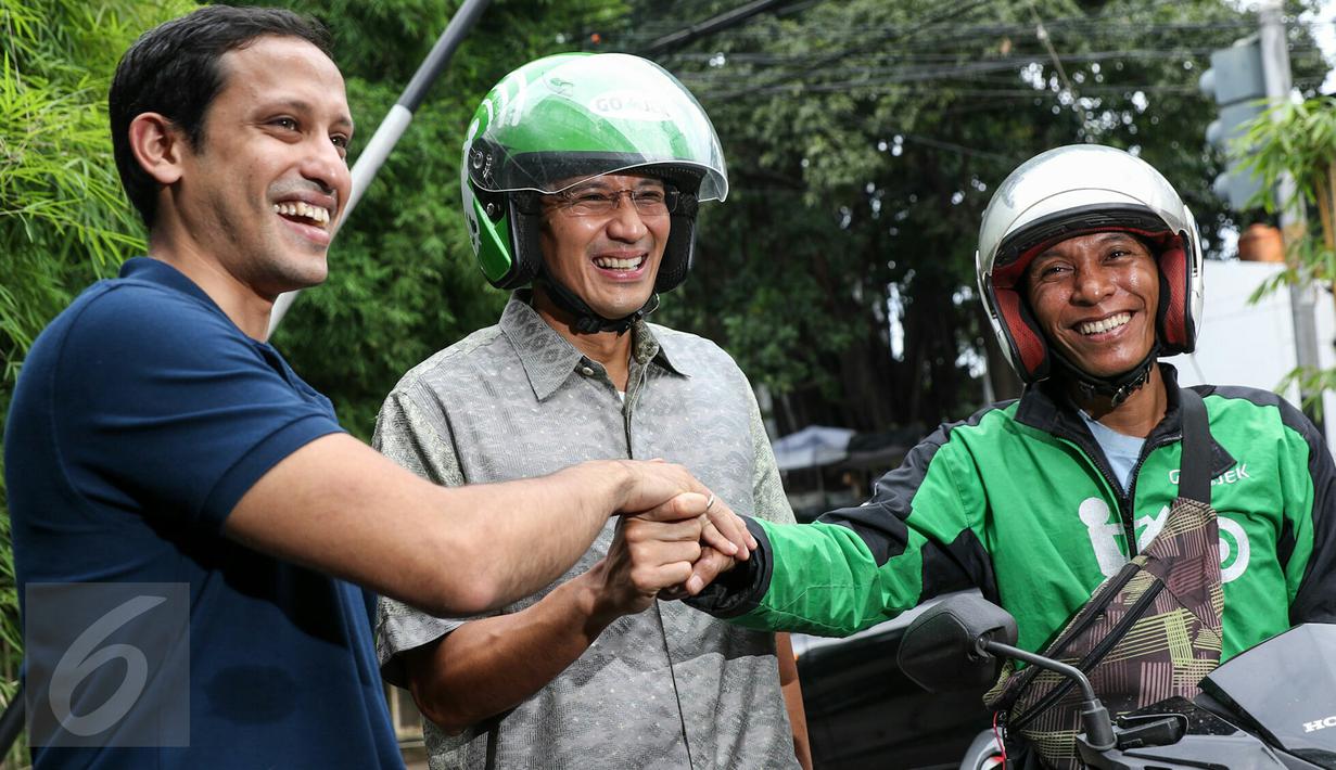 Balon Gubernur DKI Jakarta Sandiaga Uno (tengah) bersama CEO Gojek Nadiem Makarim (kiri), kantor Gojek, Jakarta, (1/3). Sandiaga Uno memuji terobosan Nadiem Makarim menciptakan lapangan kerja dan solusi kemacetan Jakarta. (Liputan6.com/Yoppy Renato)