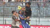 Gustur Cahyo bertabrakan dengan kiper Persela Lamongan, Selasa (30/1/2018). (Bola.com/Ronald Seger)