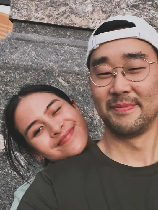 Keduanya pun tampil santai dengan Jesse mengenakan kaos hijau dan maudy warna baby blue, tampak wajah Maudy yang cantik natural. [@jessechoi_]