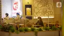 <p>Pengunjung menanti makanan di restoran yang berada di Mal Central Park, Jakarta, Jumat (20/8/2021). Restoran dalam pusat perbelanjaan kini bisa makan di tempat dengan syarat kapasitas maksimal 25 persen, satu meja maksimal dua orang, dan waktu makan maksimal 30 menit. (Liputan6.com/Angga Yuniar)</p>