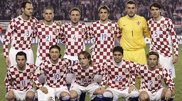 A picture taken on February 6, 2008 shows the Croatian national football team players posing before their match against Netherlands in Split. AFP PHOTO/ HRVOJE POLAN