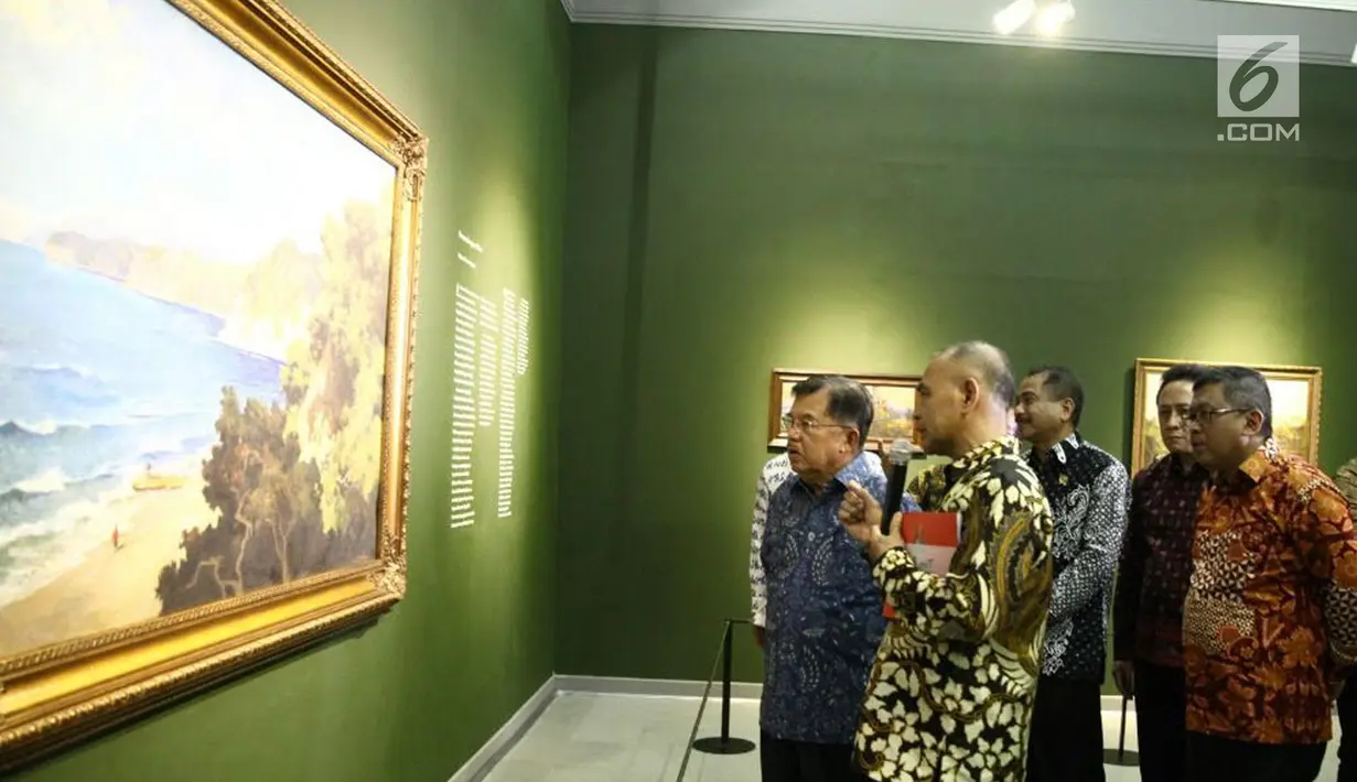 Wakil Presiden Jusuf Kalla melihat lukisan koleksi Istana di Galeri Nasional RI, Jakarta, Selasa (1/8). Pameran yang menampilkan lukisan koleksi istana tersebut akan di buka untuk umum besok rabu (2/8). (Liputan6.com/Angga Yuniar)