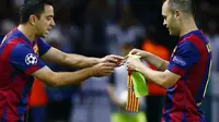 TAK PERCAYA - Andres Iniesta seakan masih tak percaya sukses dua kali meraih treble winners bersama Barcelona. (Reuters/Darren Staples)