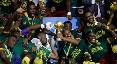 Pemain Kamerun mengangkat piala saat merayakan kemenangan atas Mesir pada laga final Piala Afrika 2017 di Stade de I'Amitie, Gabon, Minggu (5/2). Kamerun meraih gelar kelima Piala Afrika seusai menang 2-1 atas Mesir. (AP Photo/Sunday Alamba)