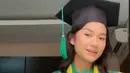Anak Andre Rosiade ini memiliki paras yang menawan. Tak heran jika ia cocok jadi konten kreator setelah lulus SMA. Ia memiliki banyak followers dan TikTok yang membuat populer di media sosial. (Liputan6.com/TikTok/azizahsalshaa)