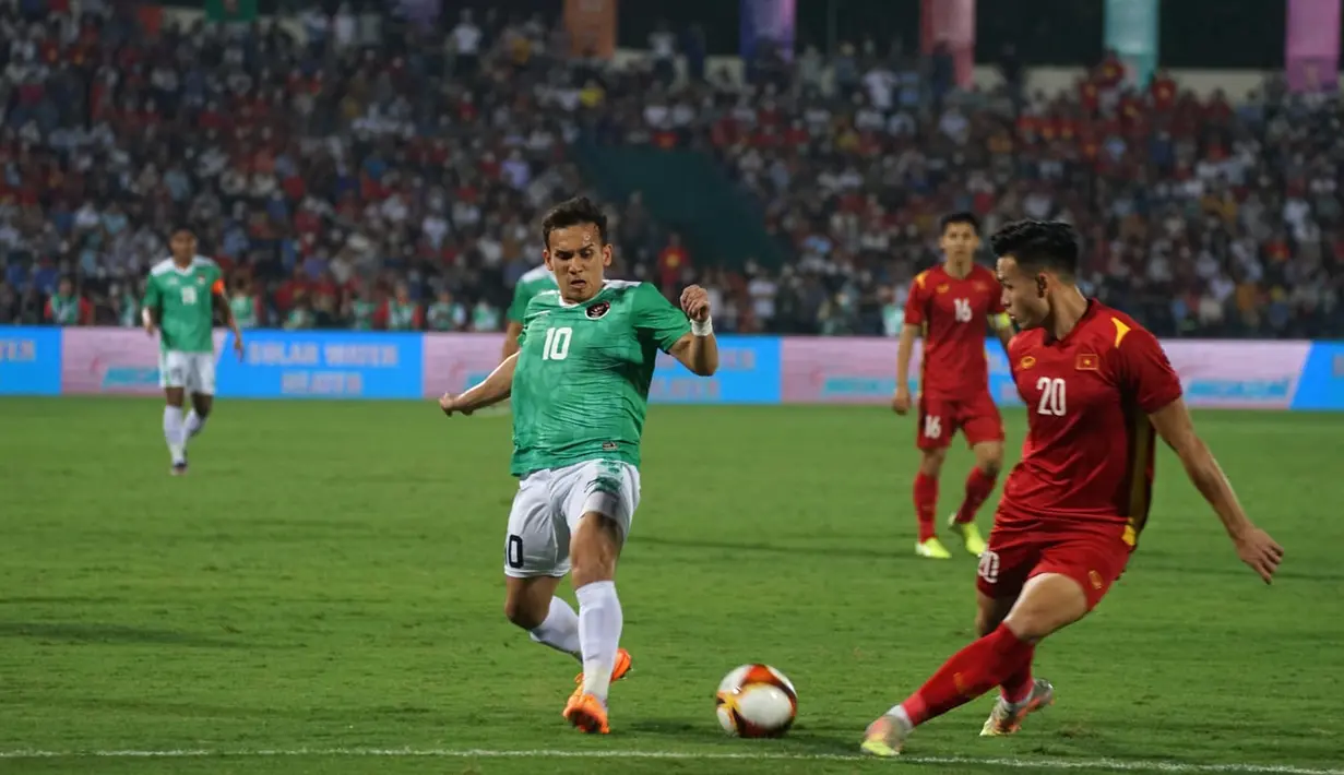 <p>Pemain Timnas Indonesia U-23 Egy Maulana Vikri (kiri) mencoba menghalau bola tendangan pemain Timnas Vietnam U-23 Anh Bui Hoang Viet pada pertandingan Grup A SEA Games 2021 di Viet Tri Stadium, Hanoi, Vietnam, Jumat (6/5/2022). Timnas Indonesia U-23 kalah 0-3. (Liputan6.com/Dok. PSSI)</p>