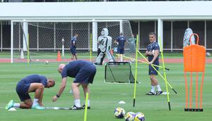Latihan ini menjadi langkah awal persiapan Timnas Indonesia untuk menghadapi FIFA Series 2026. Tampak dalam foto, pelatih Timnas Indonesia, John Herdman (kanan), sesaat sebelum memimpin latihan perdana di Lapangan Stadion Madya, Kompleks Gelora Bung Karno, Senayan, Jakarta, Selasa (24/3/2026). (Bola.com/M Iqbal Ichsan)