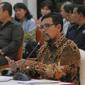 Capim KPK Giri Suprapdiono menjawab sejumlah pertanyaan dari anggota Pansel KPK di Gedung Sekneg, Jakarta, Selasa (25/8/2015). Pada hari ini tujuh capim KPK mengikuti wawancara tahap akhir. (Liputan6.com/Faizal Fanani)