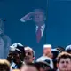 Ibu Negara AS Melania Trump dan Presiden AS Donald Trump berdiri untuk menyanyikan lagu kebangsaan menjelang final Piala Dunia sepak bola 2026 antara Spanyol dan Argentina di East Rutherford, New Jersey pada 19 Juli 2026. (Odd ANDERSEN/AFP)