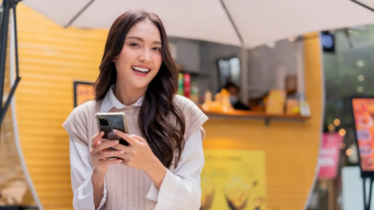 main ponsel rapi santai dewasa cantik