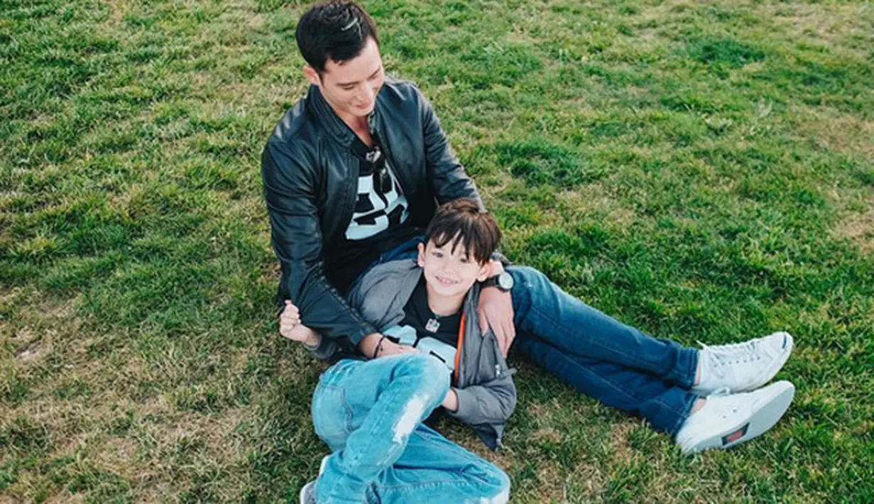 Liburan bareng mantan suami itu juga menjadi perbincangan dari para warganet. Banyak yang bertanya-tanya terkait hubungan keduanya. Ada juga warganet yang ingin kedua pasangan ini kembali rujuk. (Instagram/mike_lewis)